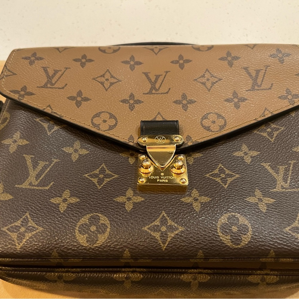 Lv crossbody with strap - Picture 2 of 6